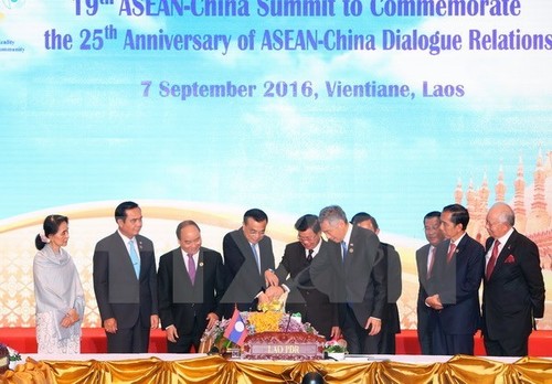 ASEAN leaders reiterates deep concern about East Sea situation - ảnh 1